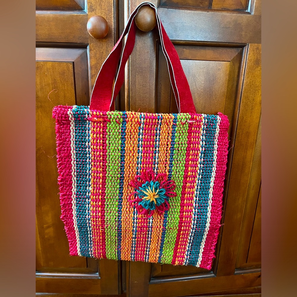 Woven, no brand tote. Never used. 🌸